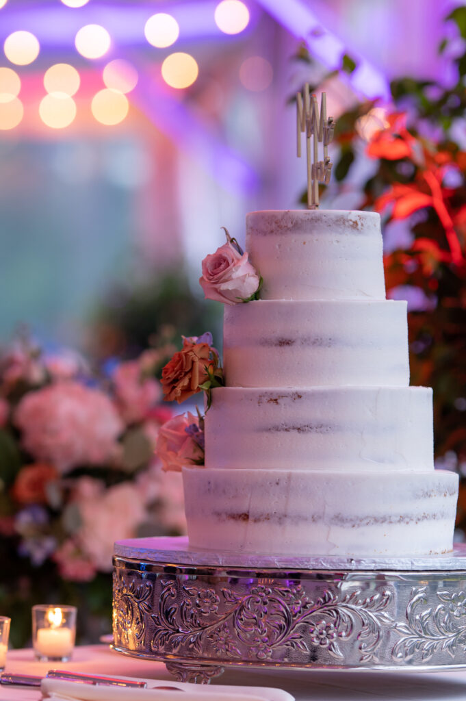 summer wedding cake with roses
